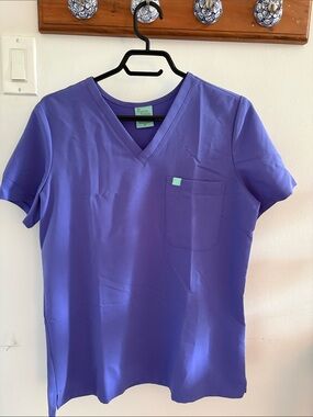 Garde-Malade Women’s Purple V-Neck Scrub Top| 1 Pocket Scrub Top| Size Medium